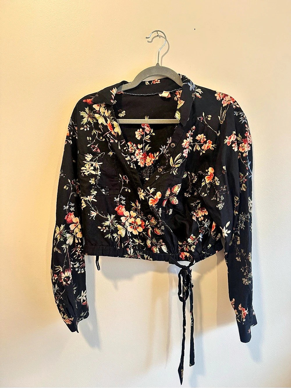 Pilcro Floral Wrap Crop Blouse in Black Size Medium